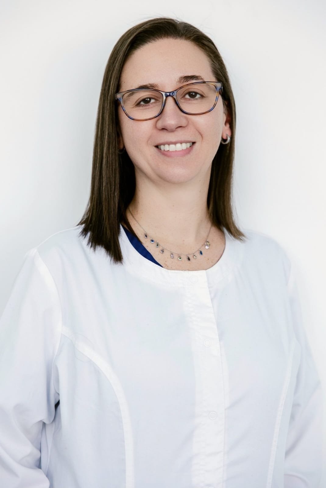 Dra. Ángela Silvera, Periodoncista, Implantóloga y Odontóloga General